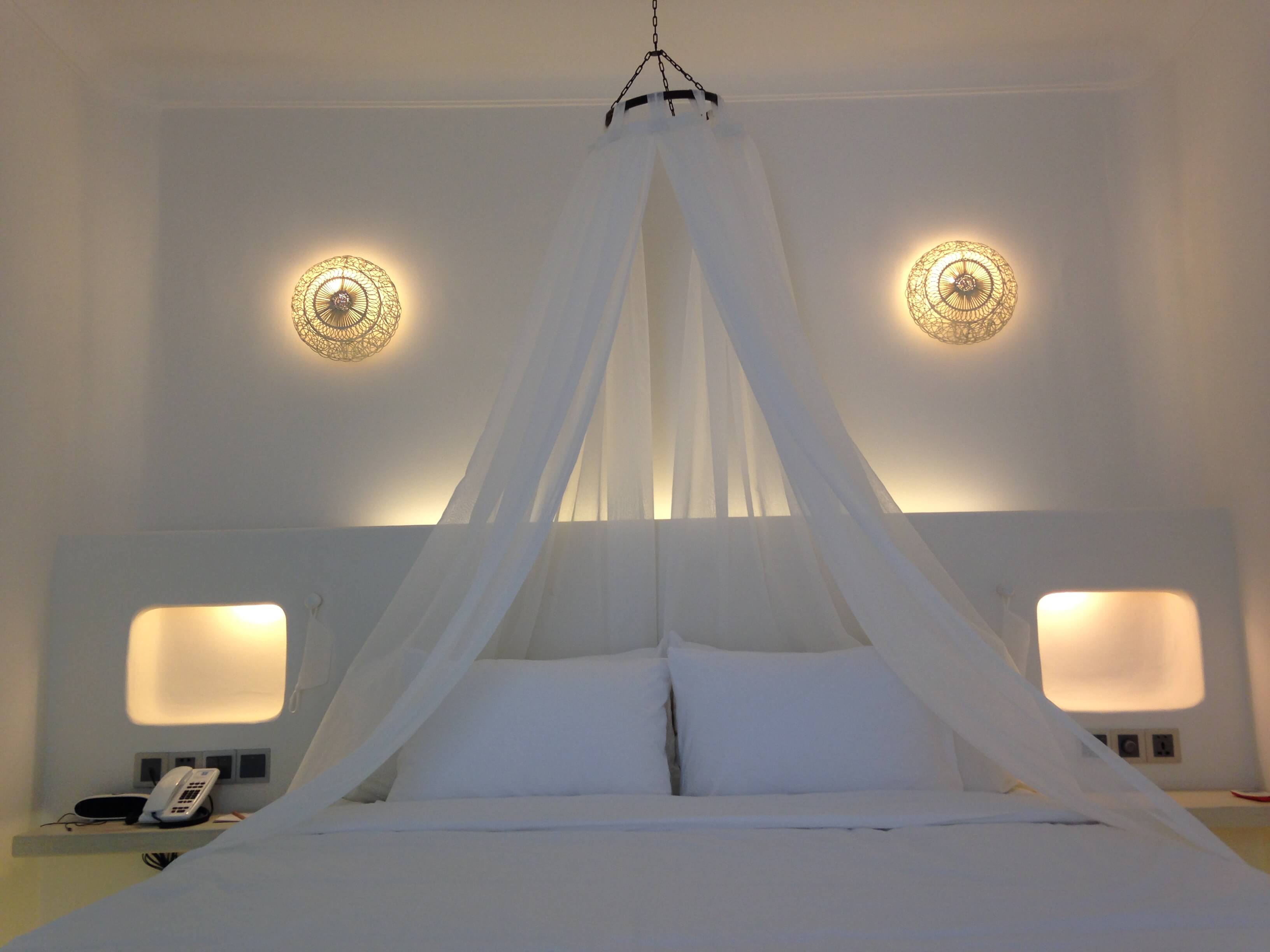 Đèn áp tường rổ mây tròn của Đèn Xinh được trang trí trong phòng ngủ của công trình Alma Long Hải Room, tạo cảm giác ấm áp, thoải mái