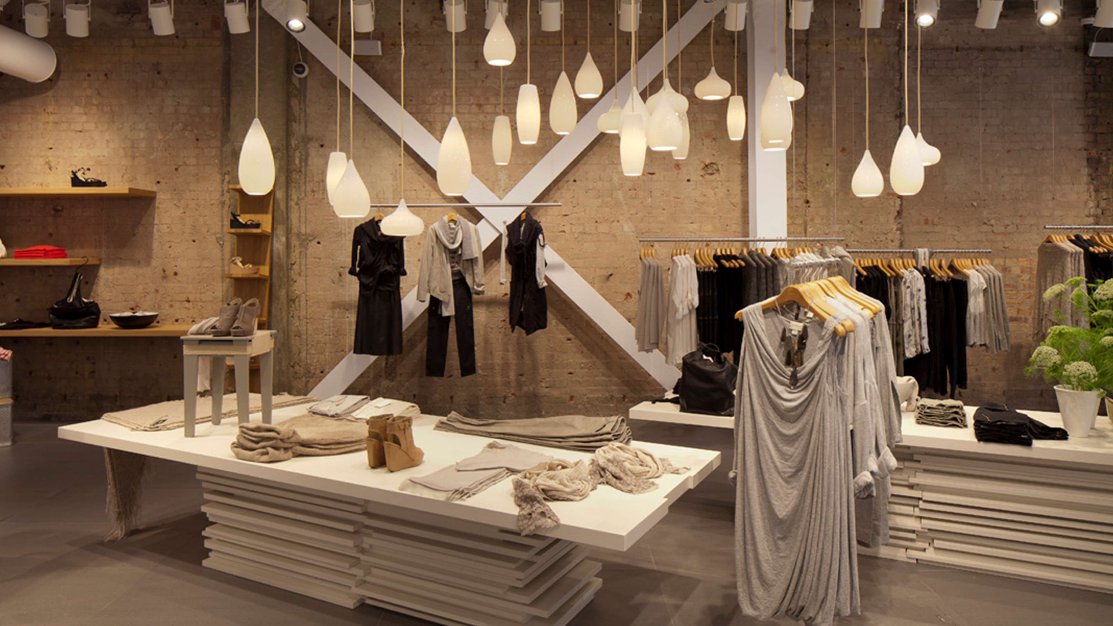 Shop thời trang sử dụng đèn thả giúp cửa hàng tràn ngập ánh sáng 