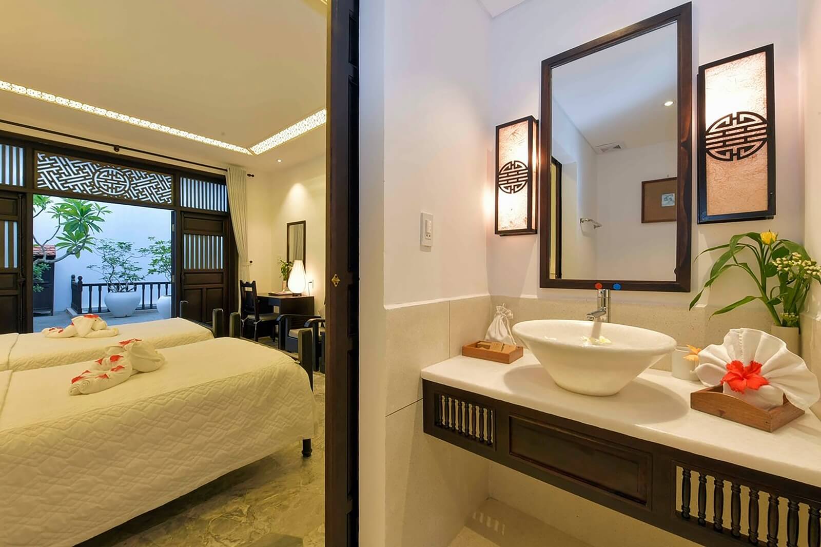 Hai chiếc đèn phong cách Indochine của Đèn Xinh đã làm cho không gian Hoi An Ancient House Resort & Spa trở nên quý phái hơn