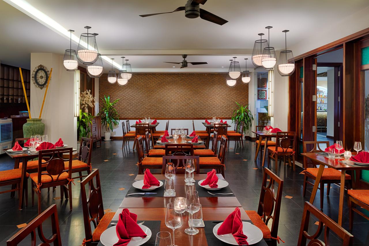 Với dự án River Tow HA, Đèn Xinh sử dụng đèn thả giúp tôn lên nét đẹp tổng thể cho không gian nhà hàng