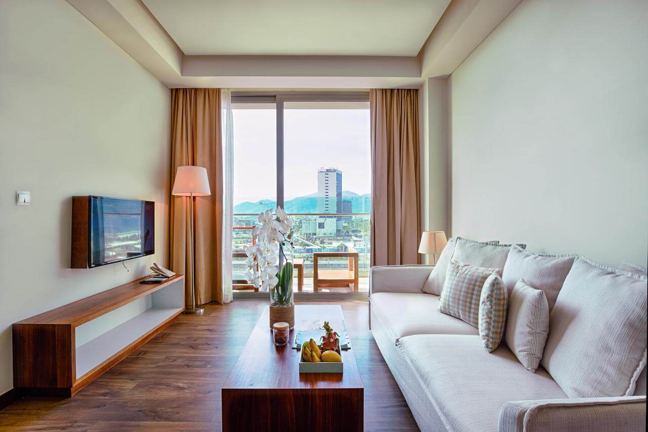 Không gian A La Carte DaNang trở nên thoáng đãng, mát mẻ hơn với sự kết hợp giữa đèn đứng và đèn bàn của Đèn Xinh