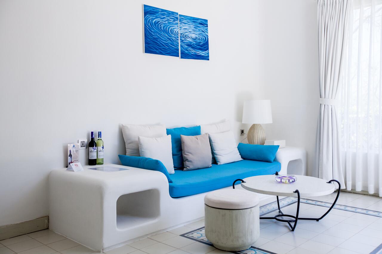 Với tông màu xanh dương và trắng chủ đạo ở Anoasis Long Hải, Đèn Xinh đã lắp đặt chiếc đèn bàn có màu trắng, kết hợp với nâu để tạo sự hài hòa cho không gian