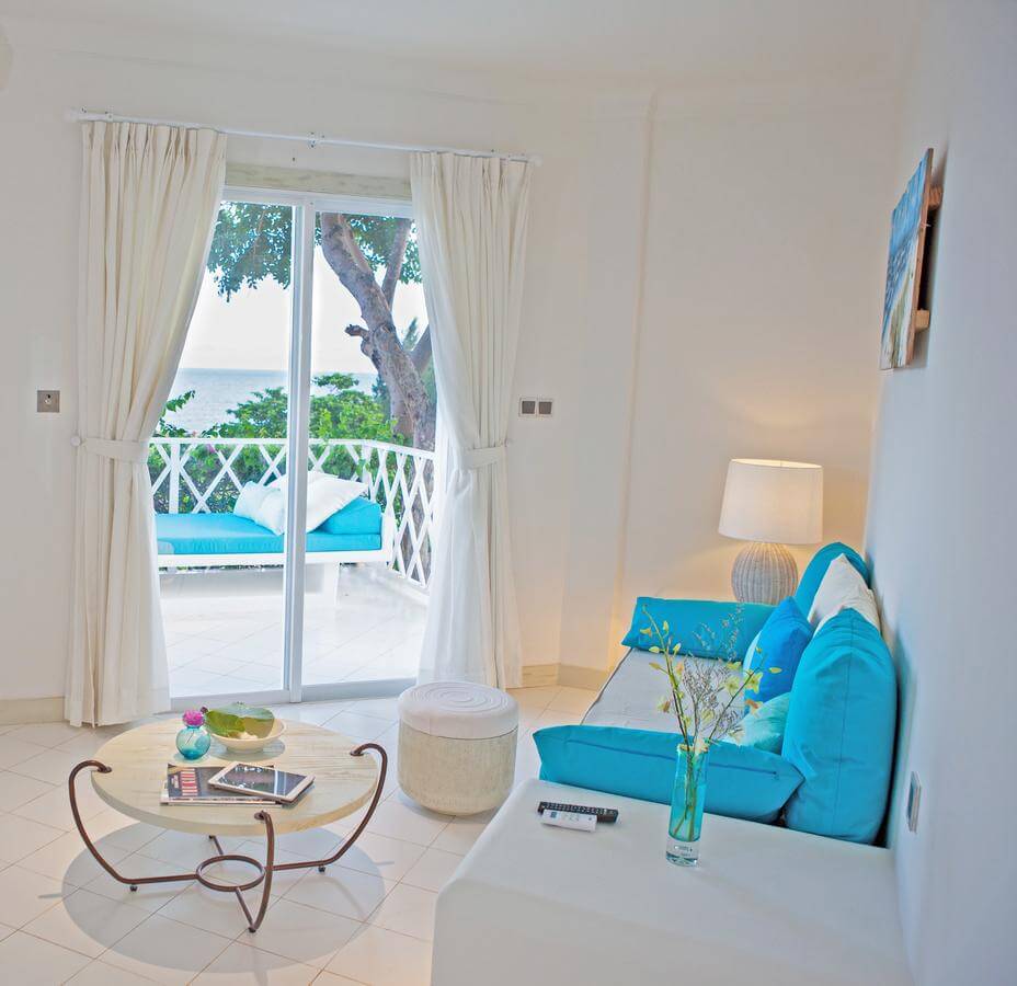 Bạn có thấy chiếc đèn bàn Đèn Xinh bên góc nhỏ như tỏa ra ánh sáng ấm áp, làm tôn lên vẻ đẹp của phòng khách Anoasis Long Hải?