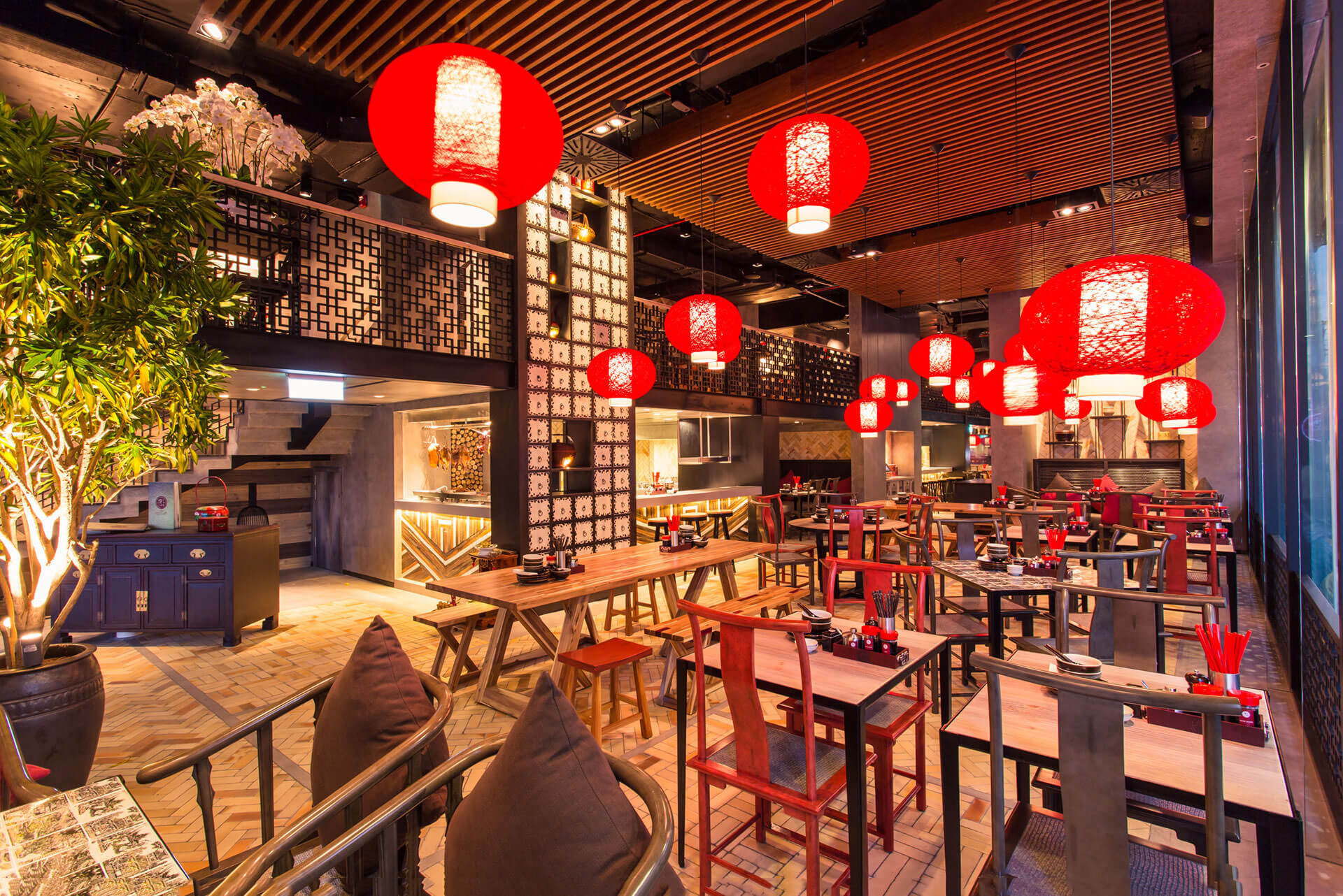 Đèn Xinh sử dụng đèn thả dạng tròn với giấy bao ngoài màu đỏ, bên trong là ánh sáng vàng, mang đậm phong cách Trung Hoa, giúp dự án San Fu Lou thêm  ấn tượng