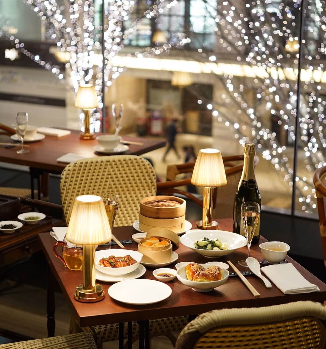 Ánh sáng từ những chiếc đèn bàn làm cho không gian dùng bữa, thư giãn của con người thêm lãng mạn, ấm áp