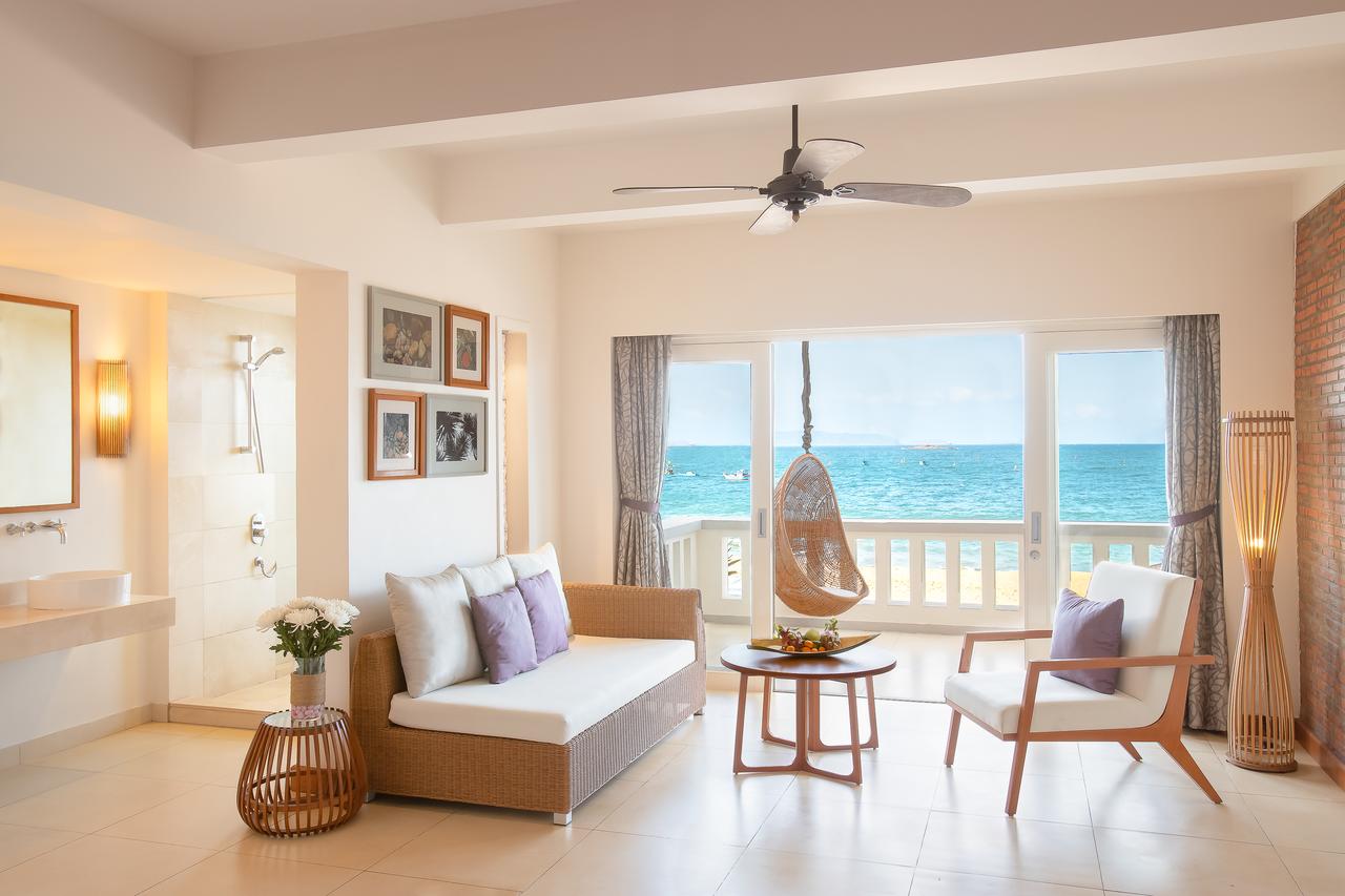 Nhìn kìa! Một chiếc đèn đứng mây tre của Đèn Xinh được đặt ở góc tường hiện lên với vẻ đẹp tự nhiên, ấn tượng tại Avani Quy Nhơn!