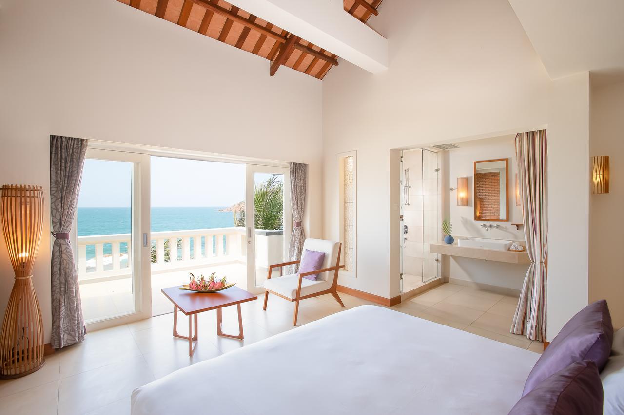 Với không gian phòng khách nhỏ hẹp, kết hợp với phòng ngủ như ở Avani Quy Nhơn, đơn giản bạn chỉ cần gắn chiếc đèn tường và đèn đứng của Đèn Xinh ở mỗi góc là bừng sáng cả căn phòng