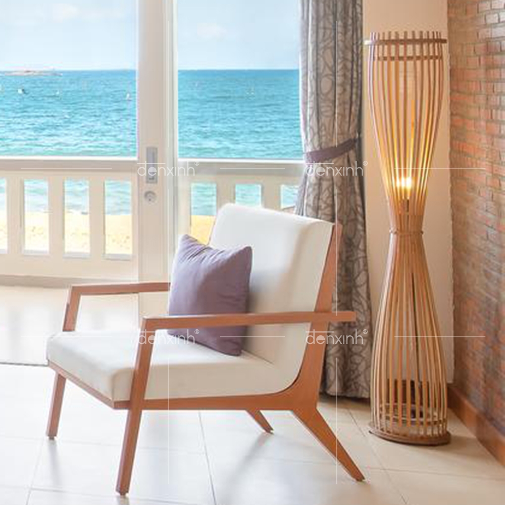 Đèn đứng chân gỗ gục đầu đế sắt vuông trắng