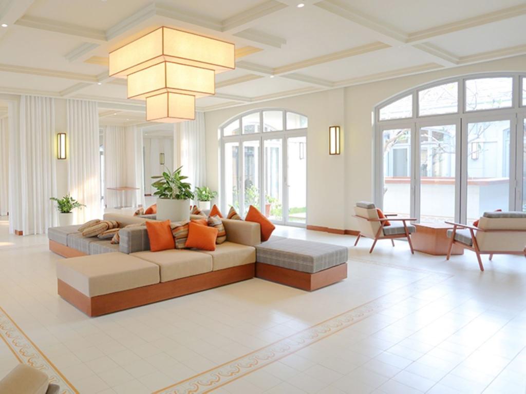 Với không gian phòng khách thoáng mát, rộng mở như FLS Sầm Sơn, Đèn Xinh đã lắp đặt những chiếc đèn tường vuông vức, đơn giản nhưng mang vẻ đẹp tinh tế