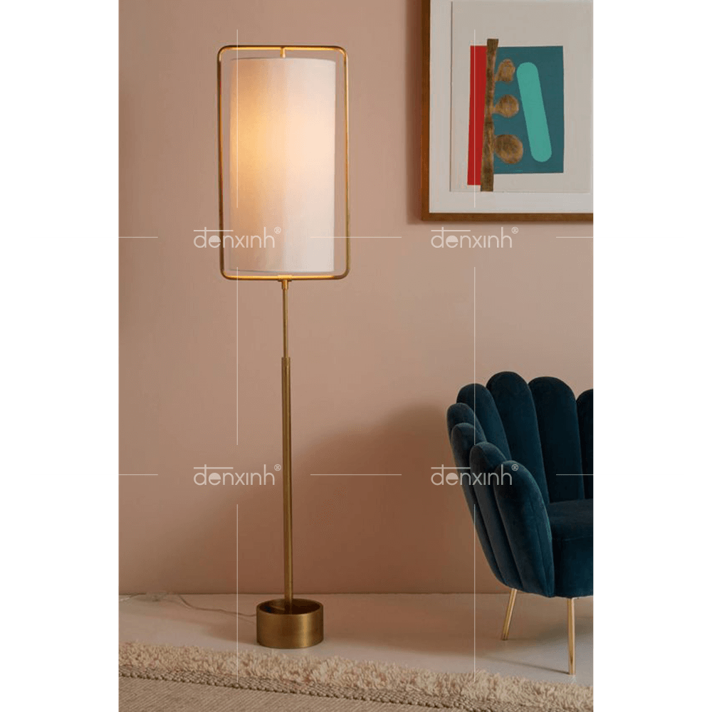 Đèn đứng của Đèn Xinh giúp căn phòng tràn ngập ánh sáng, giúp tranh vẽ thêm phần thu hút