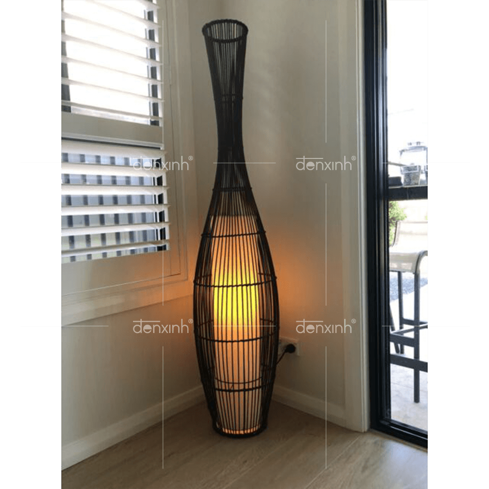 Đèn đứng mây tre đan hình bình hoa