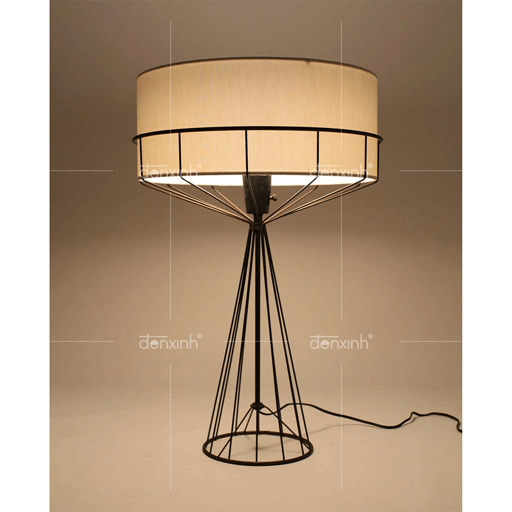 Đèn bàn chân sắt đan hình đuốc