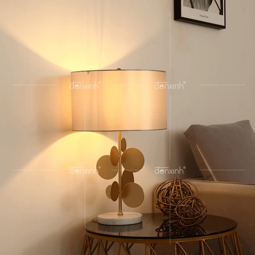 Đèn bàn chân trụ đính lá tròn